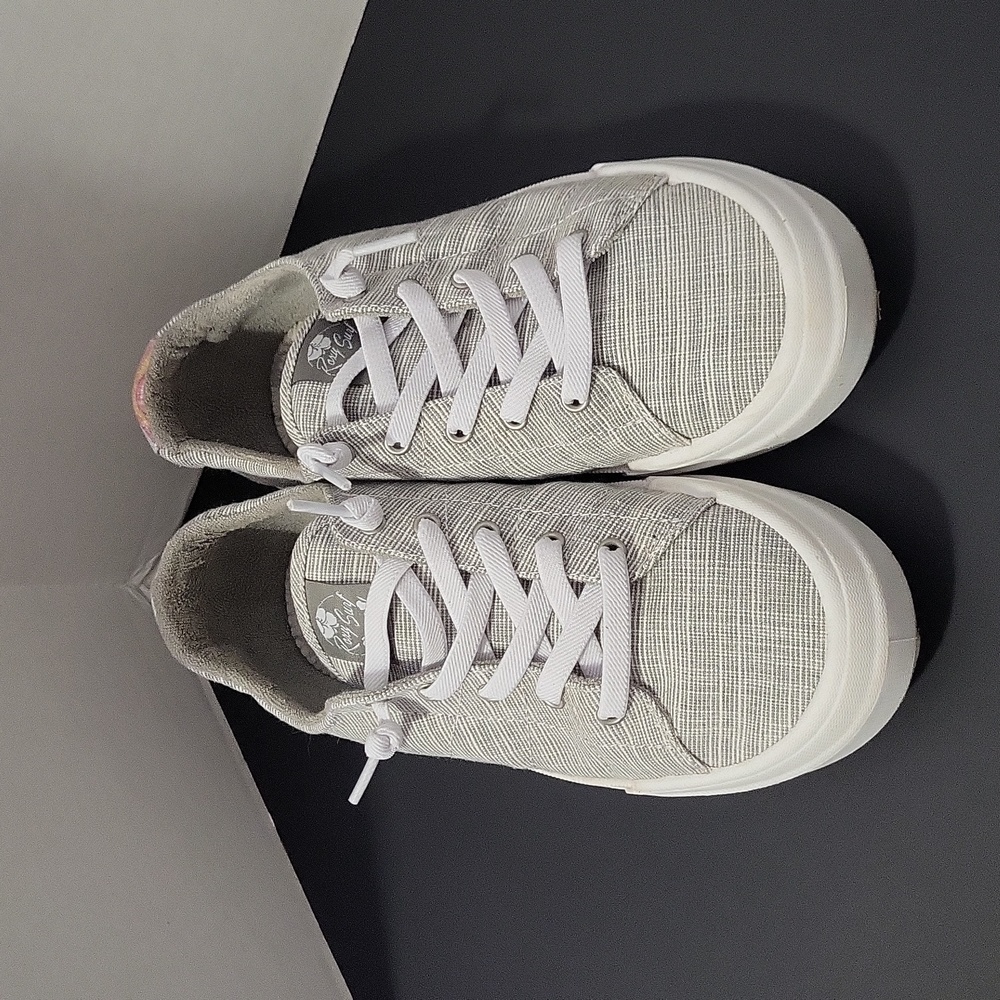 Women's  rozy gray  shoes size 10.